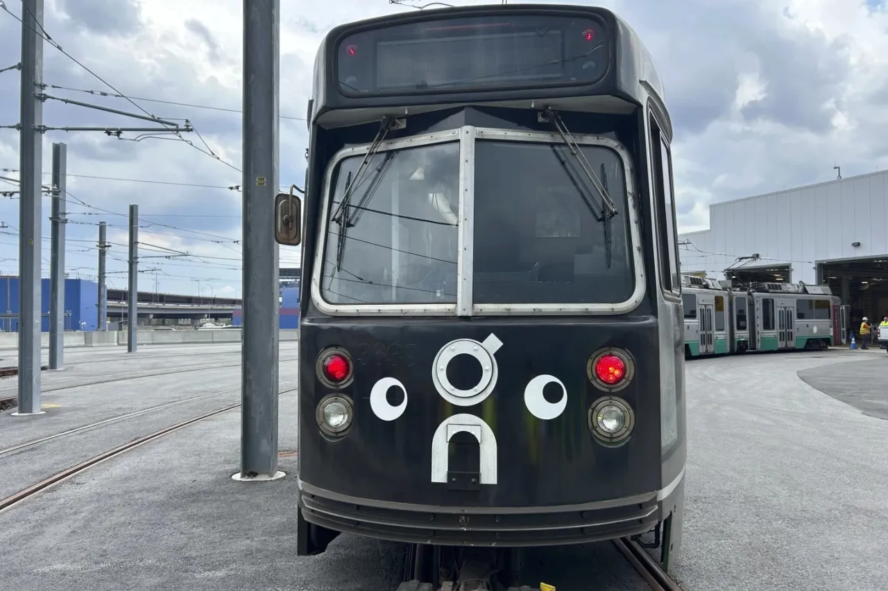 Colocan ojos saltones a trenes del metro de Boston