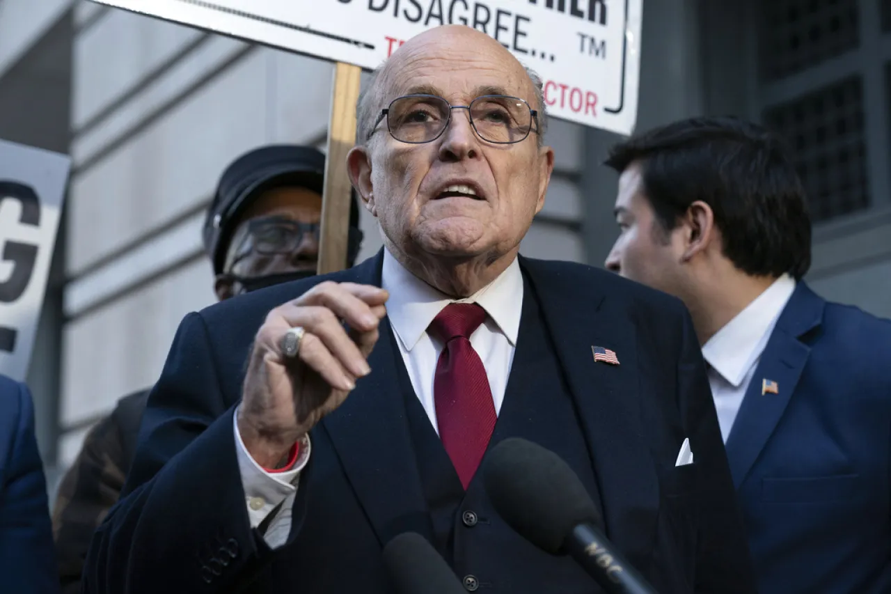 Despojan a Giuliani de licencia de abogado en Nueva York