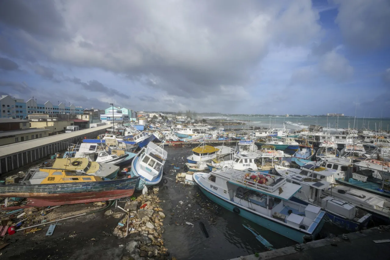 El huracán Beryl surca aguas abiertas tras arrasar el sureste del Caribe