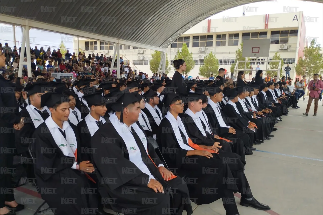 Gradúan 165 alumnos del Cecytech