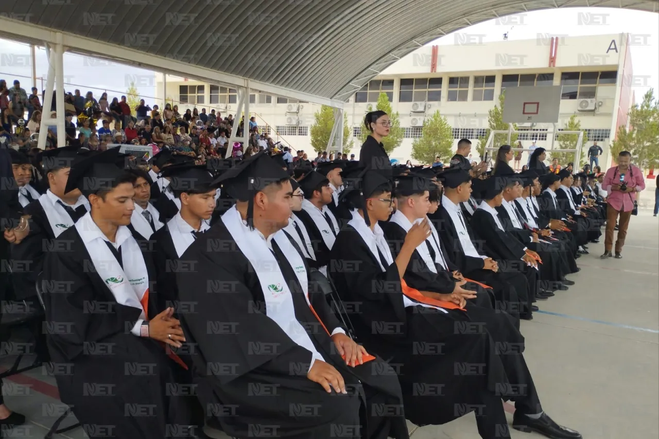 Gradúan 165 alumnos del Cecytech
