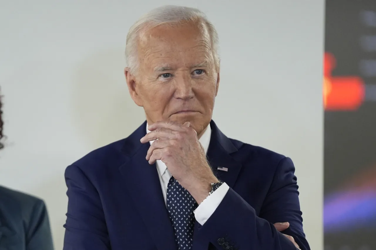 Biden dice que seguirá con su candidatura pese a presiones
