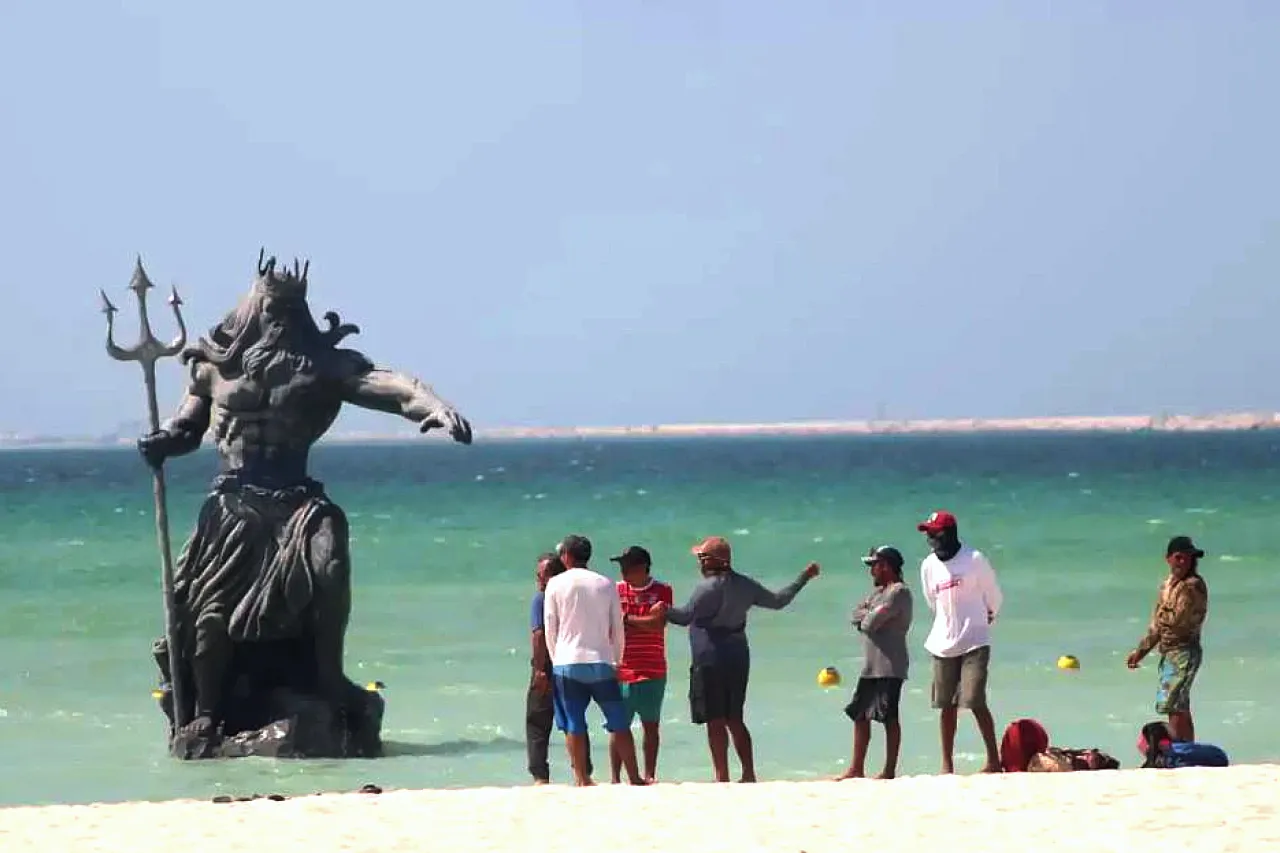 Yucatecos quieren derribar estatua de Poseidón por ¡fuertes lluvias!