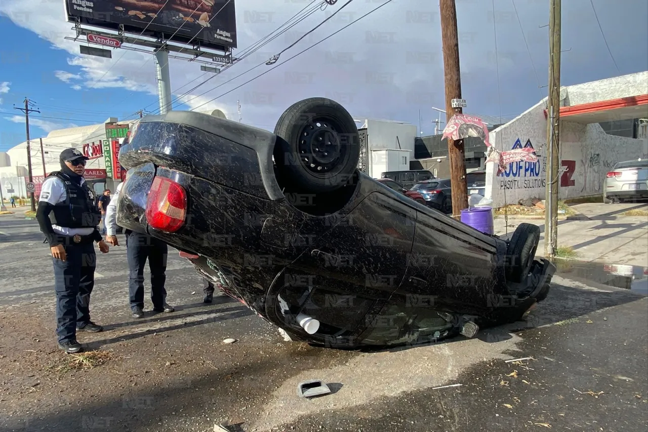 Vuelca al esquivar otro vehículo e impacta camioneta en avenida Abraham Lincoln