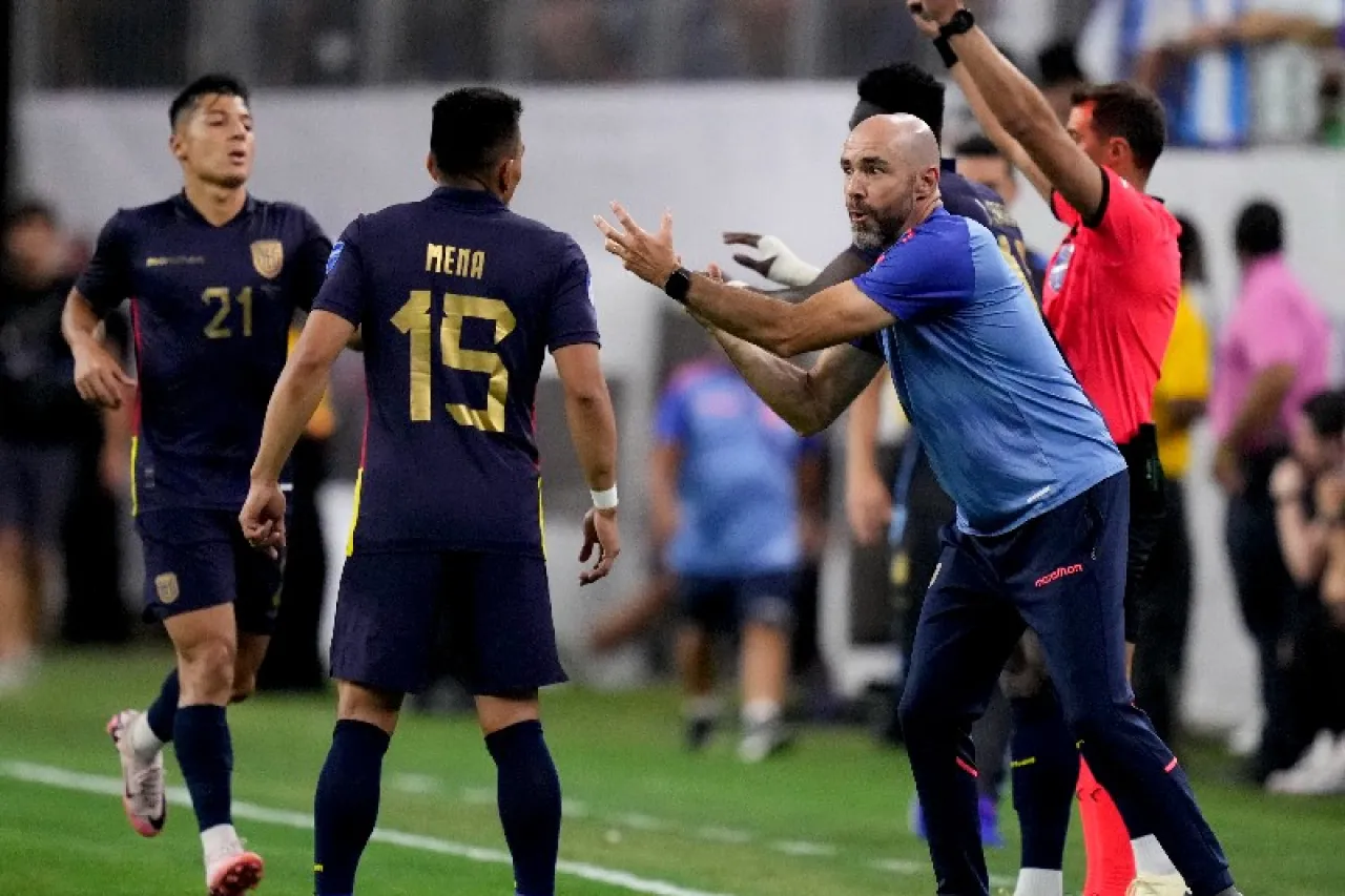 Ecuador corre a Félix Sánchez tras eliminación de Copa América