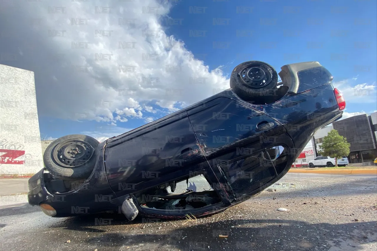 Vuelca al esquivar otro vehículo e impacta camioneta en avenida Abraham Lincoln