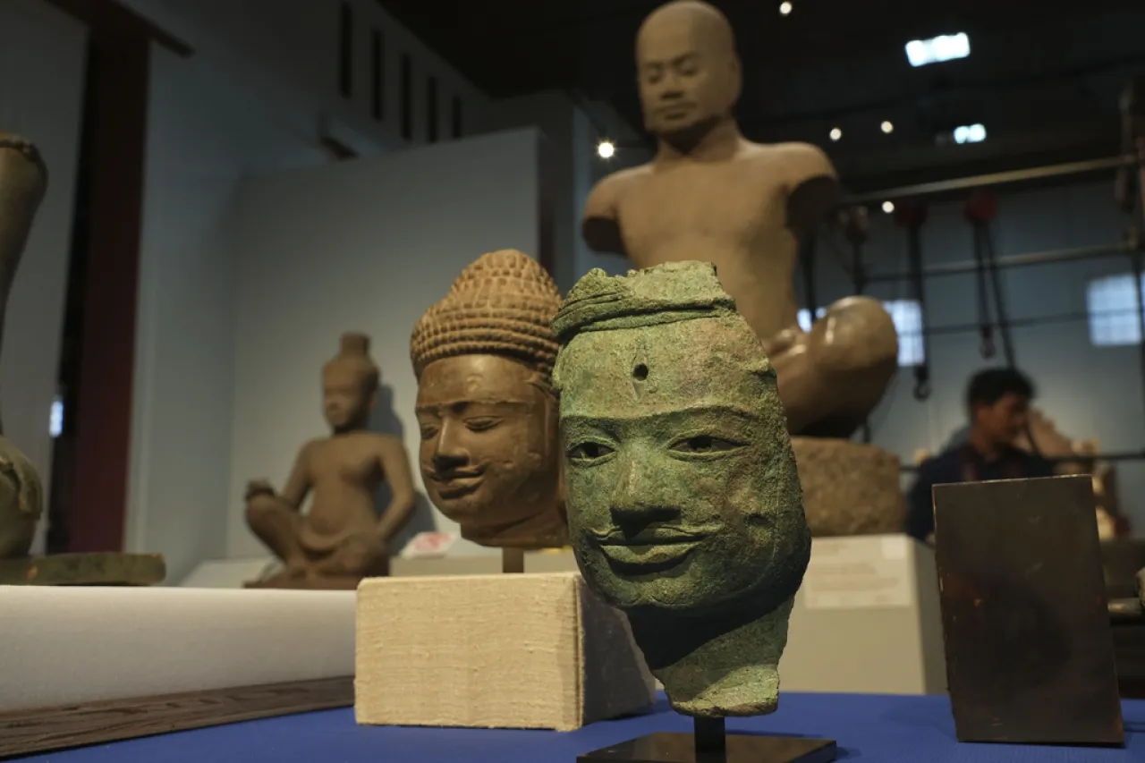 Camboya recibe estatuas centenarias saqueadas del país