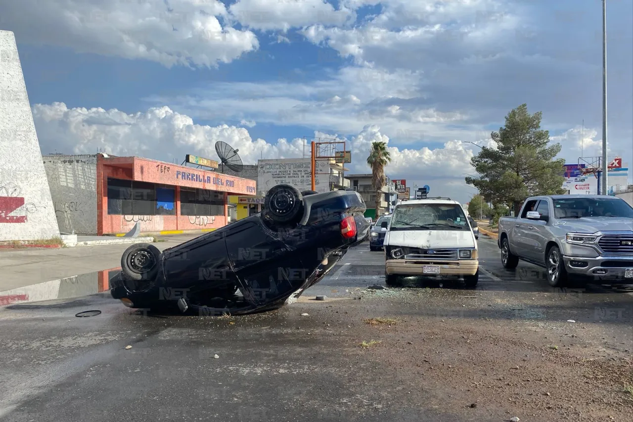 Vuelca al esquivar otro vehículo e impacta camioneta en avenida Abraham Lincoln