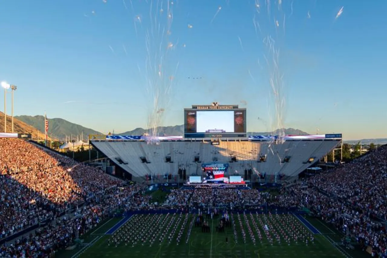 Fuegos artificiales defectuosos caen sobre gradas de estadio en Utah