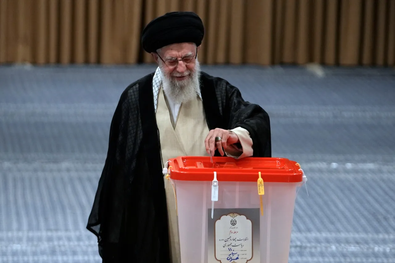 Candidato Masoud Pezeshkian amplía ventaja en elección presidencial de Irán