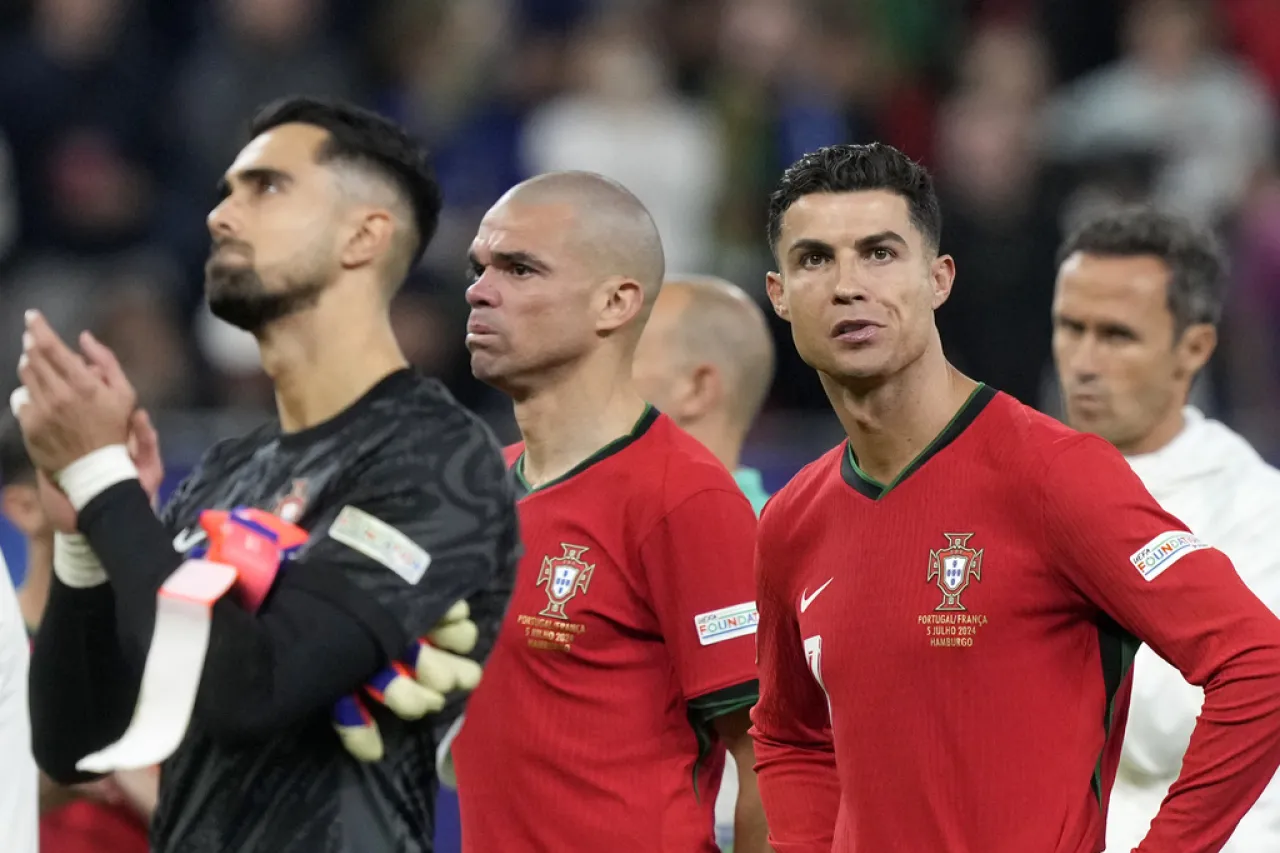 Cristiano consuela a Pepe, tras eliminación de ambos veteranos en la Euro