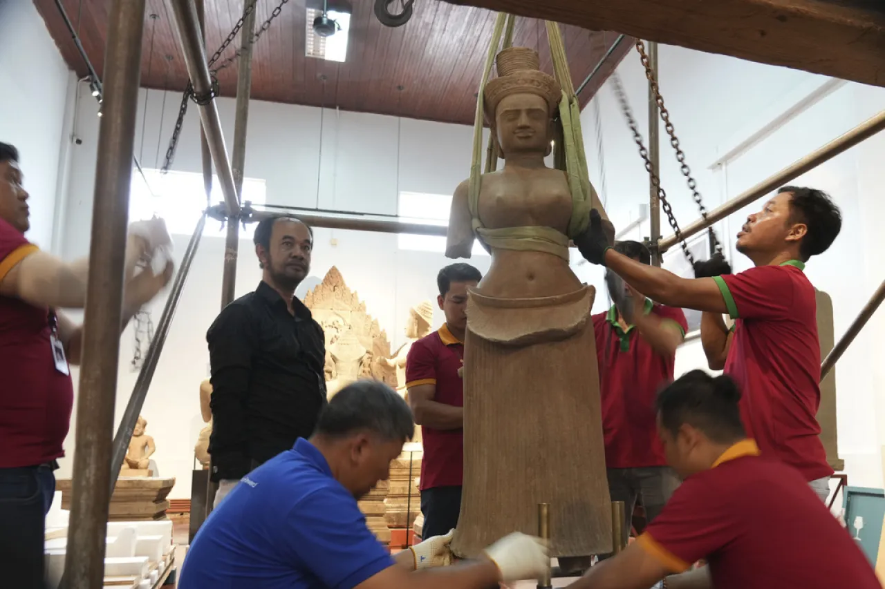 Camboya recibe estatuas centenarias saqueadas del país