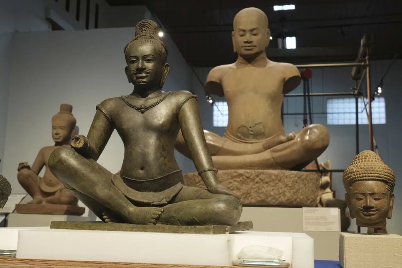 Camboya recibe estatuas centenarias saqueadas del país