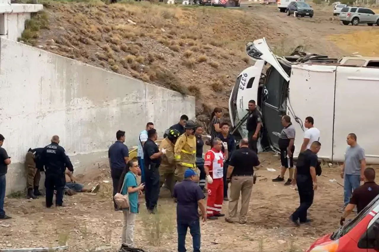 Vuelca camión con trabajadores en La Cruz; fallece uno