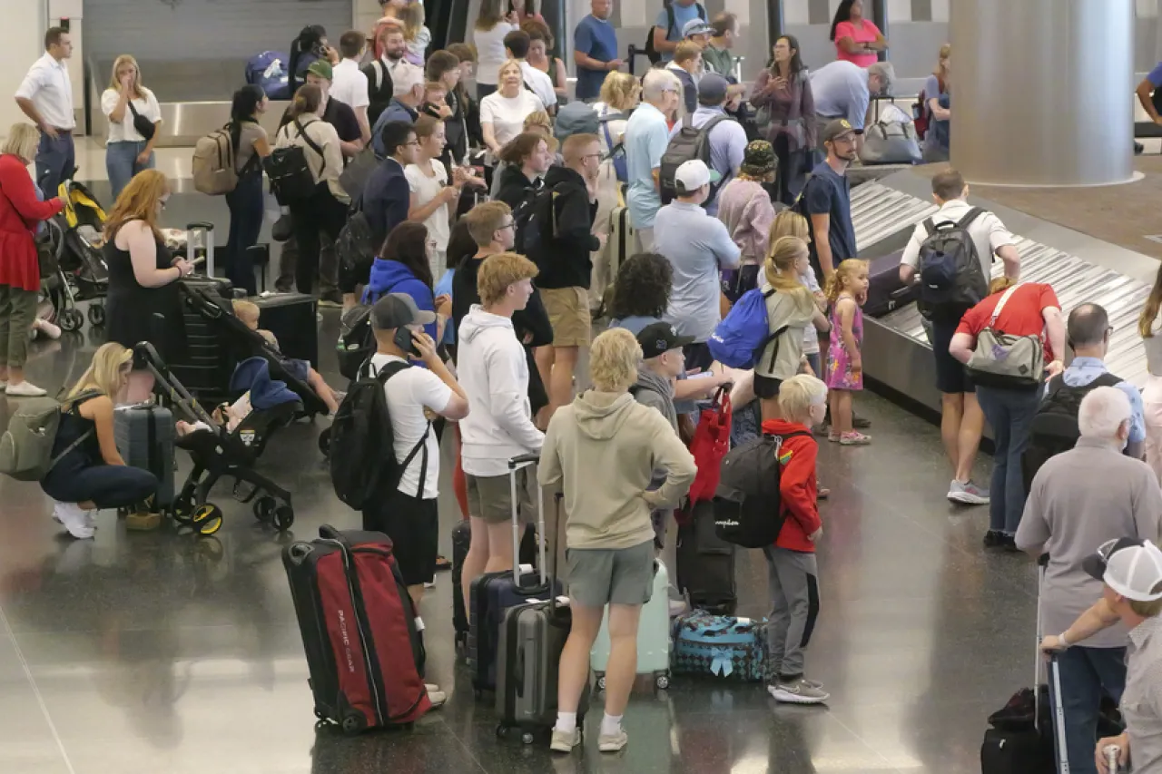 Viajar por aire en EU es cada vez peor, afirman pasajeros