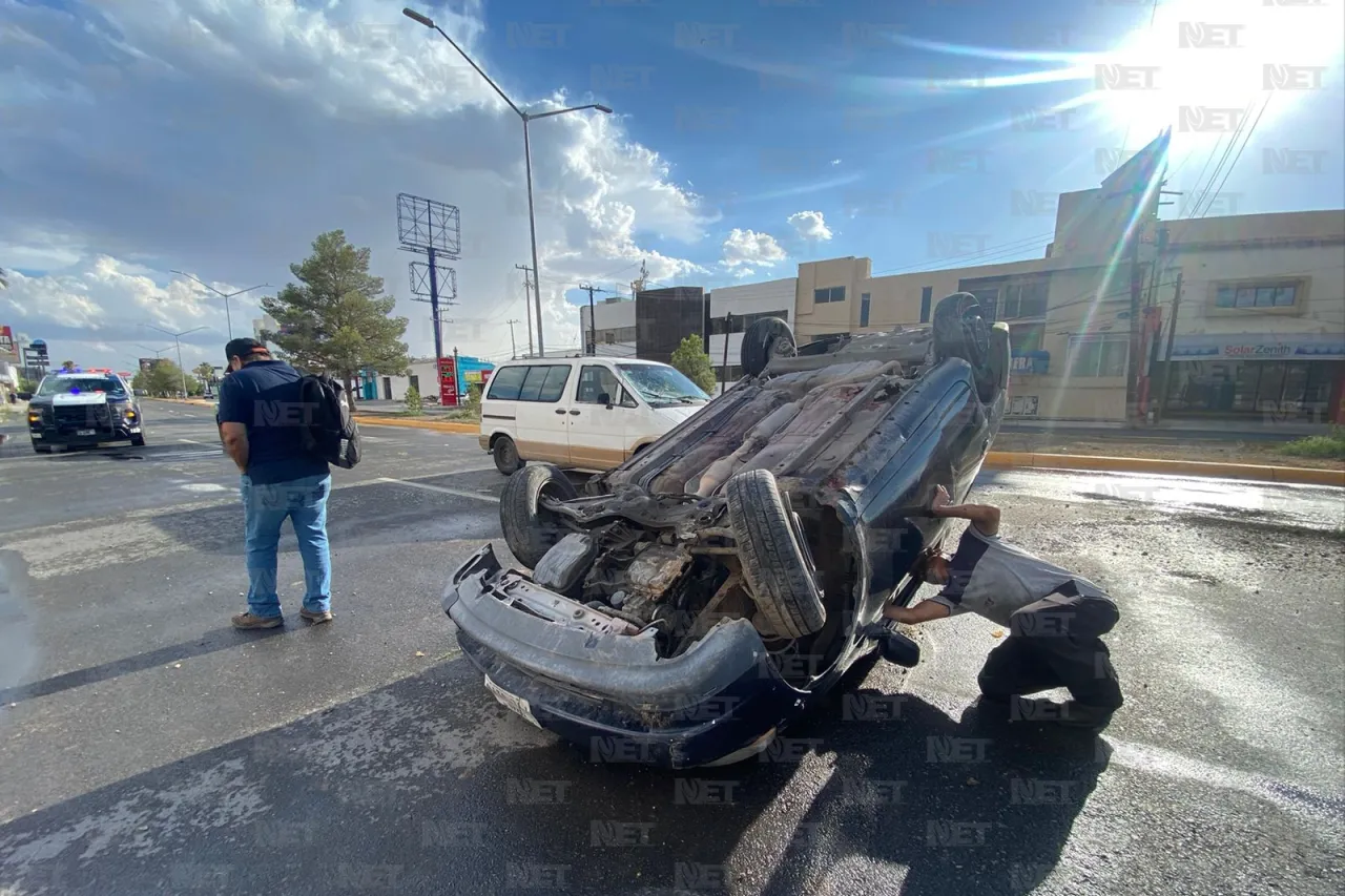 Vuelca al esquivar otro vehículo e impacta camioneta en avenida Abraham Lincoln