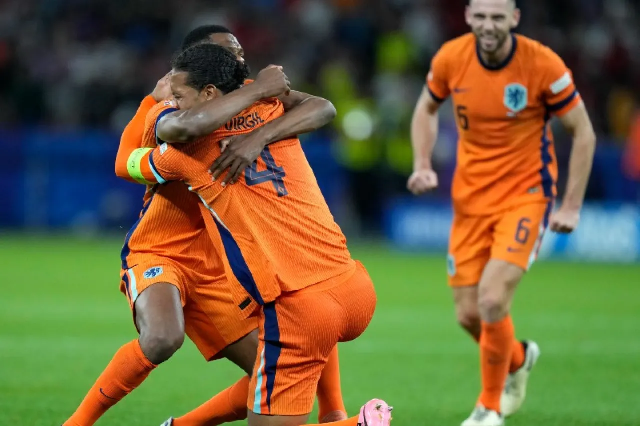 Euro: Holanda le remonta el juego a Turquía para alcanzar semifinales