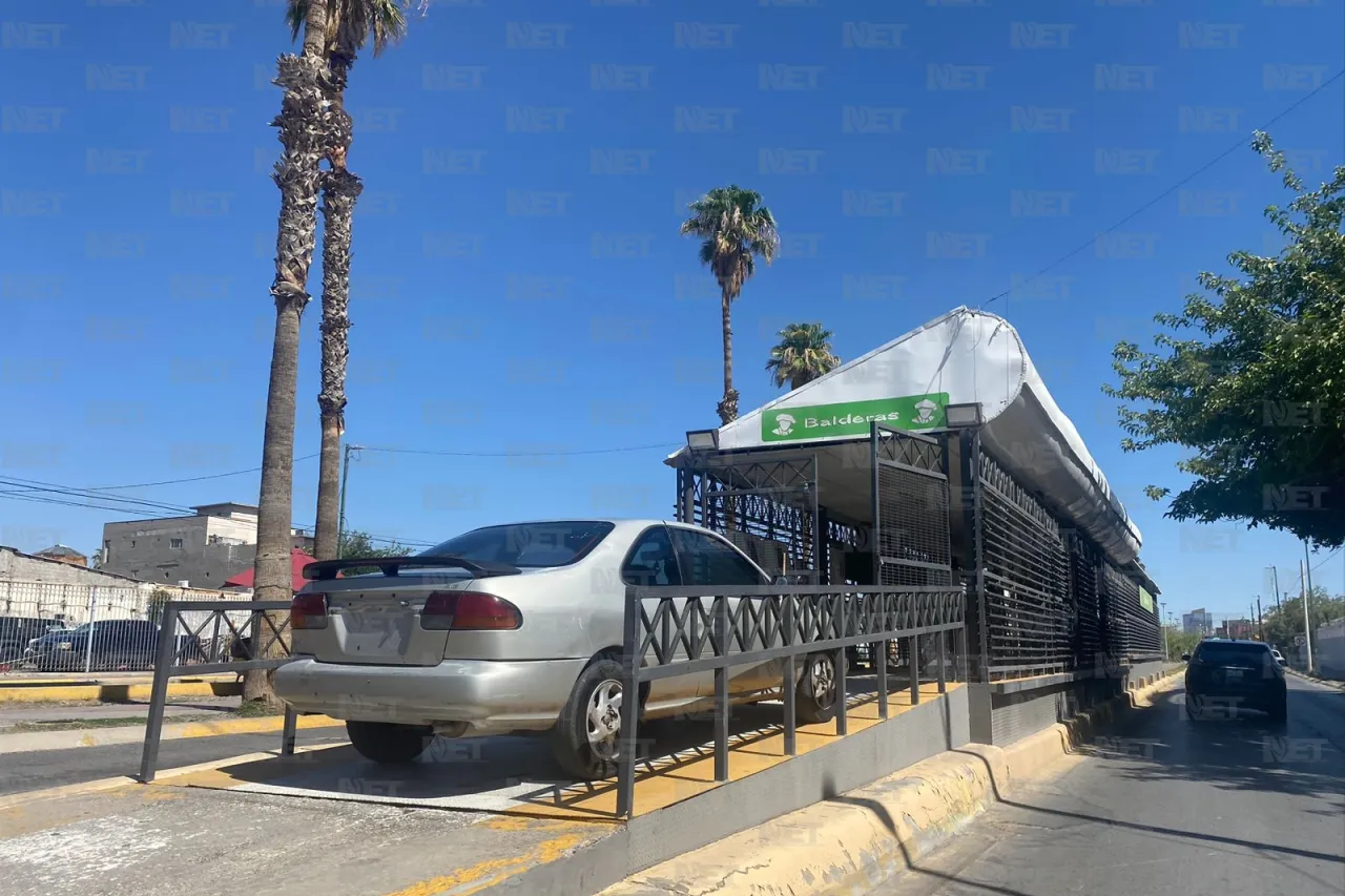 Usan paraderos del BRT I como estacionamiento