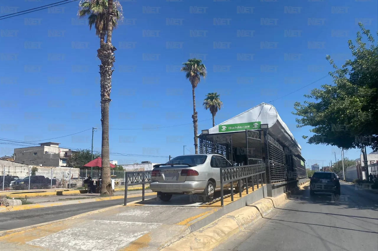 Usan paraderos del BRT I como estacionamiento