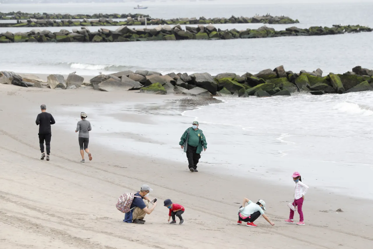 Dos adolescentes mueren ahogadas en playa de Coney Island