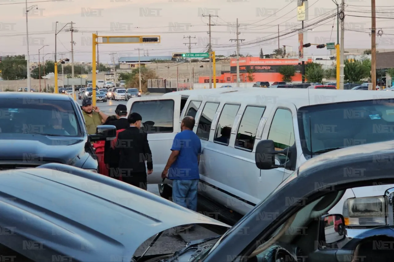 ¡La fiesta continúa! Llega limusina de repuesto tras accidente