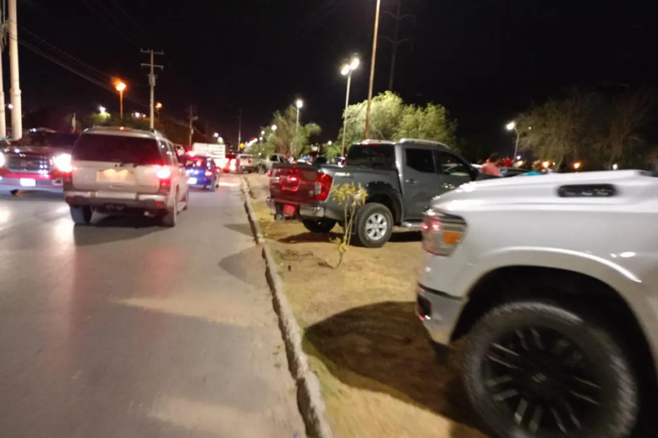 Destruyen parque lineal 4 Siglos al estacionar vehículos sobre prados