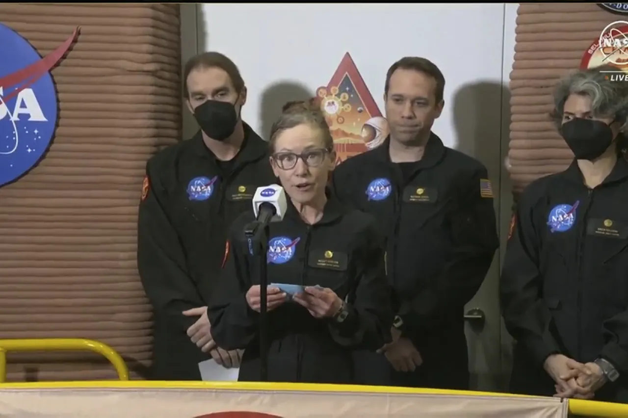 Tripulación de la NASA sale de simulación de hábitat de Marte tras un año