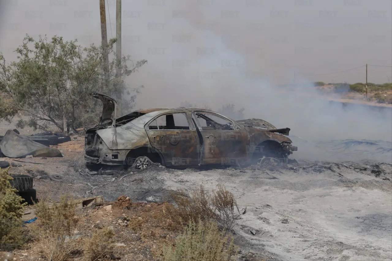 Fotos: Se quema auto en el panteón San Rafael