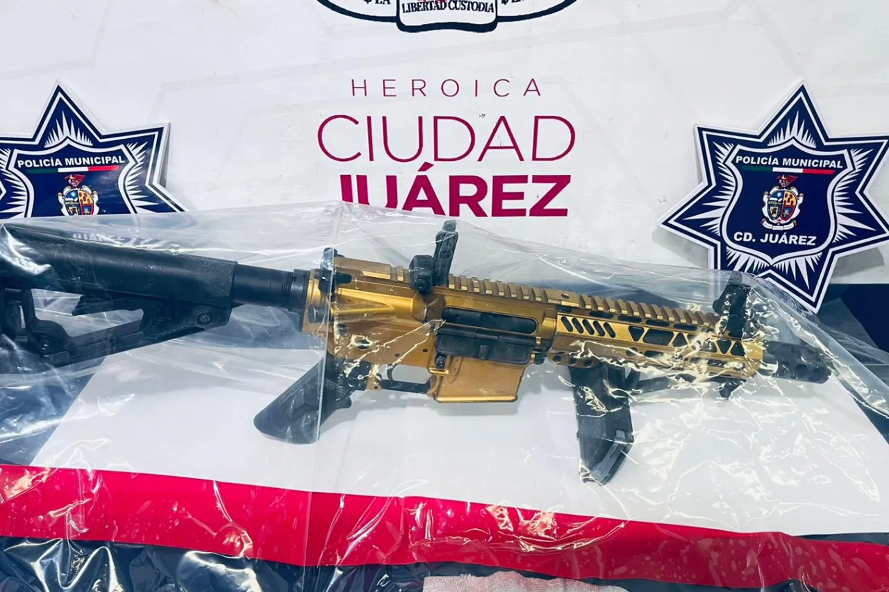 Juárez: Encuentran arma dorada en un vehículo abandonado