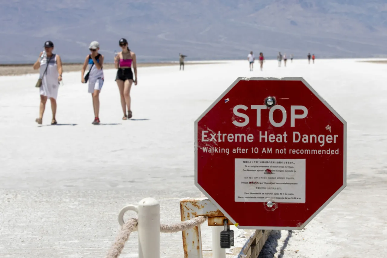 Acuden turistas al Valle de la Muerte pese a letal ola de calor