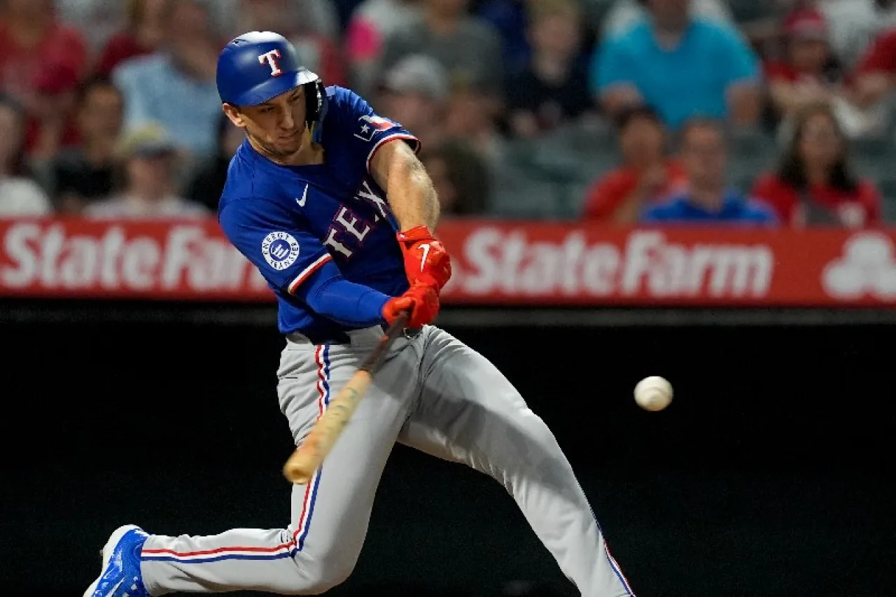 Pega Seager palo de vuelta entera, Rangers vence a Dodgers