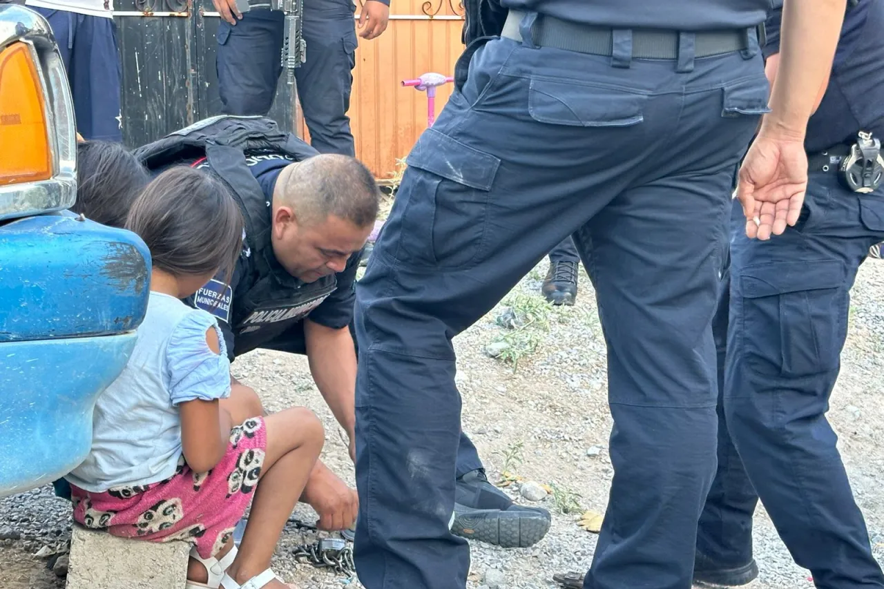 Juárez: Mujer encadena a sus hijas en baño para irse a trabajar