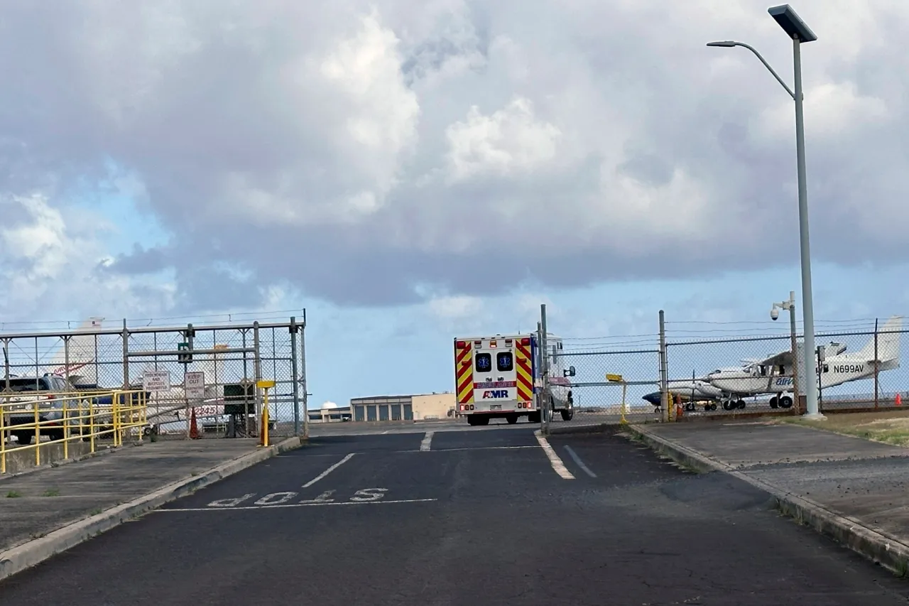 Un muerto y 2 desaparecidos tras caída de helicóptero frente a isla de Kauai