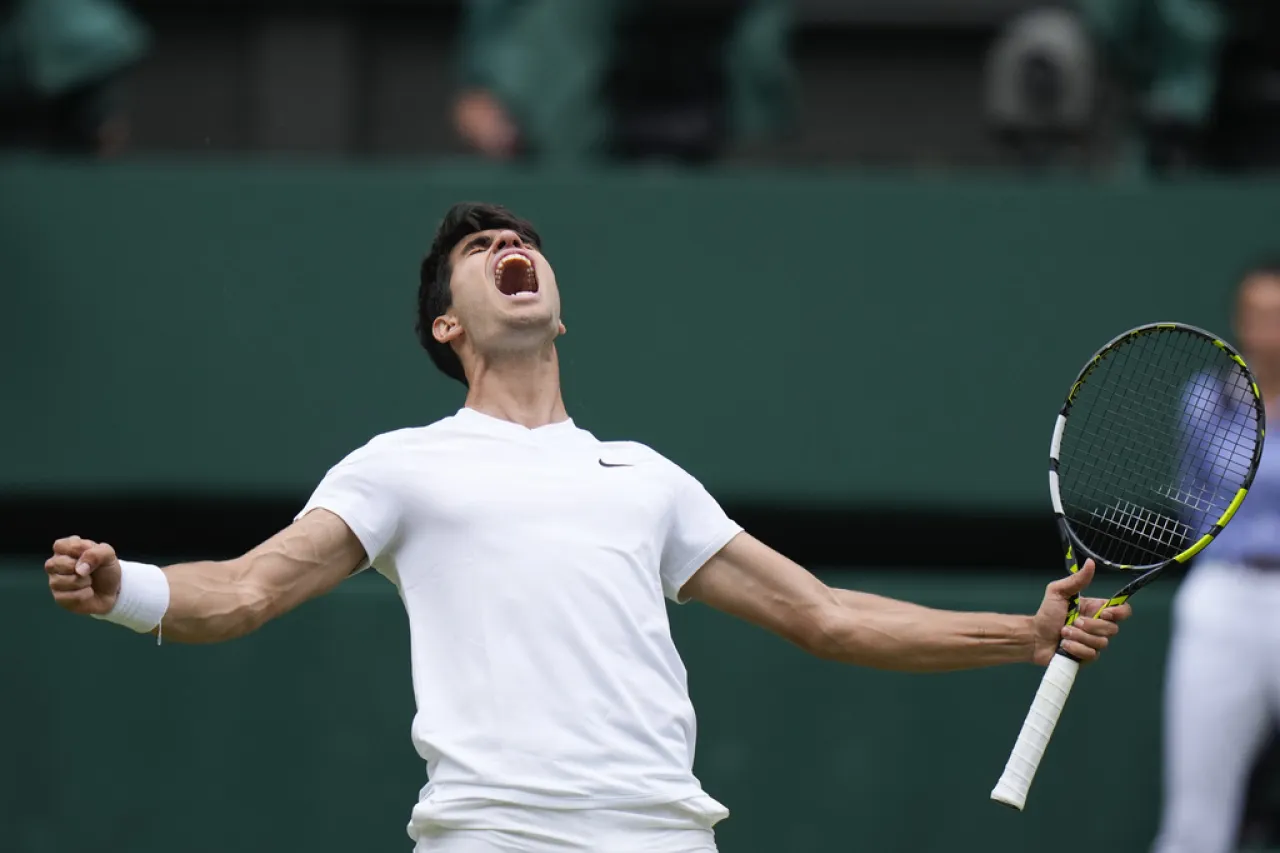 Alcaraz va por su cuarto título de Grand Slam y avanza a la final de Wimbledon