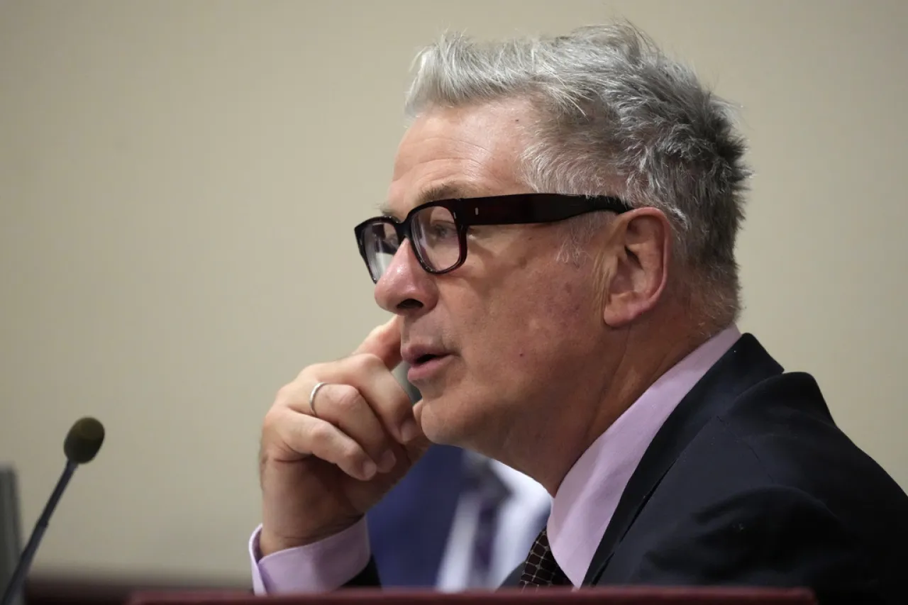 Desestiman cargos contra Alec Baldwin en juicio por homicidio