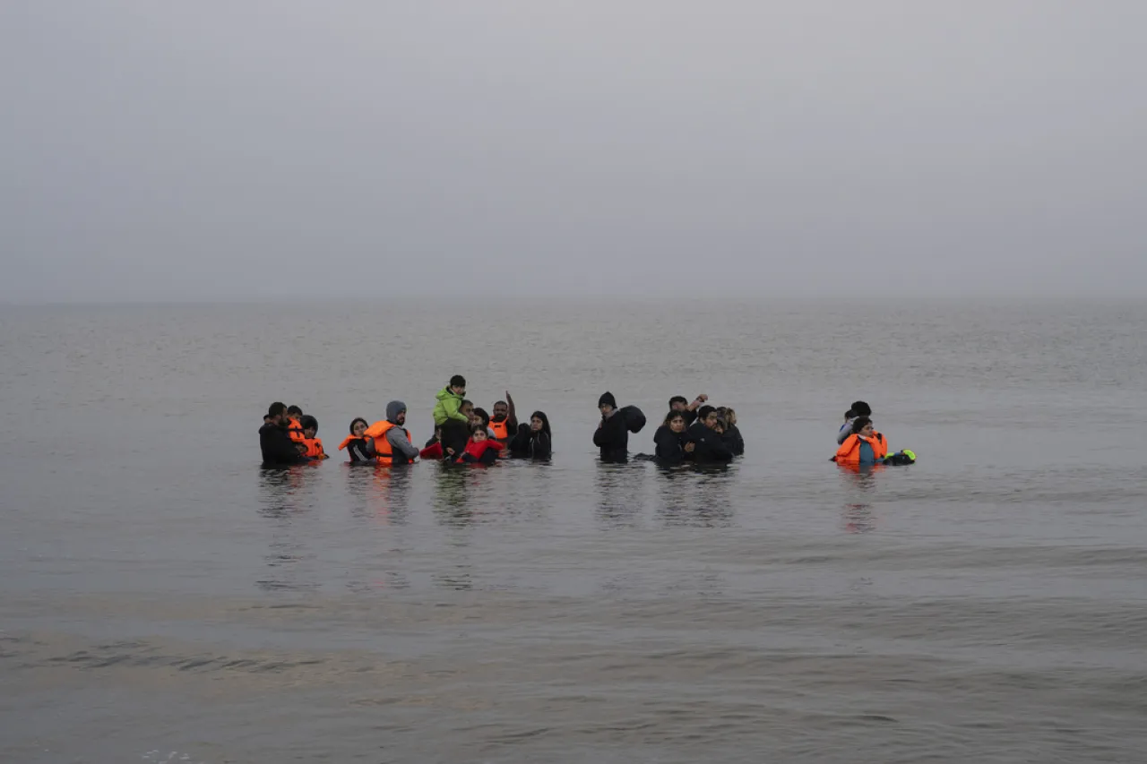 Mueren 4 migrantes intentando cruzar el Canal de la Mancha
