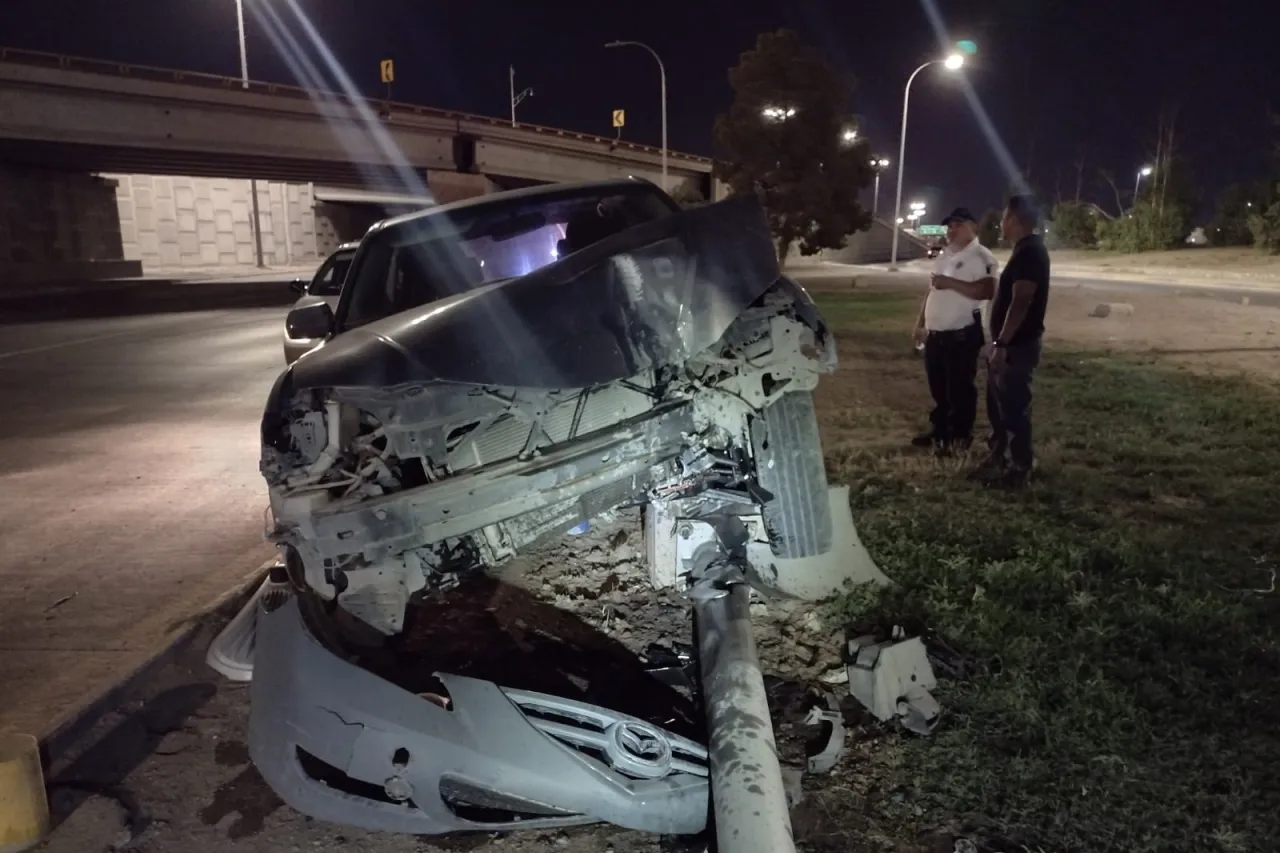 Conductor pierde el control, se sube a camellón y derriba lámpara