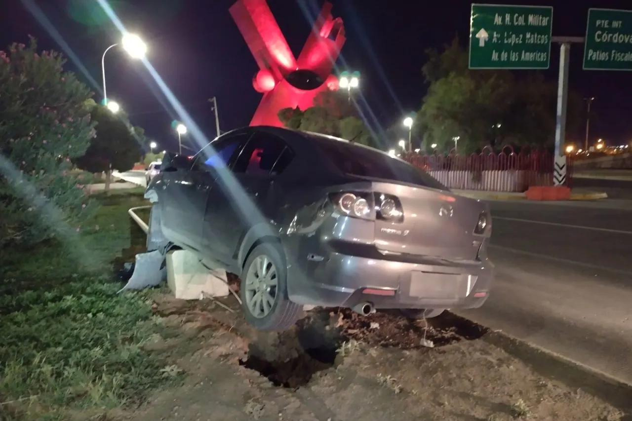 Conductor pierde el control, se sube a camellón y derriba lámpara