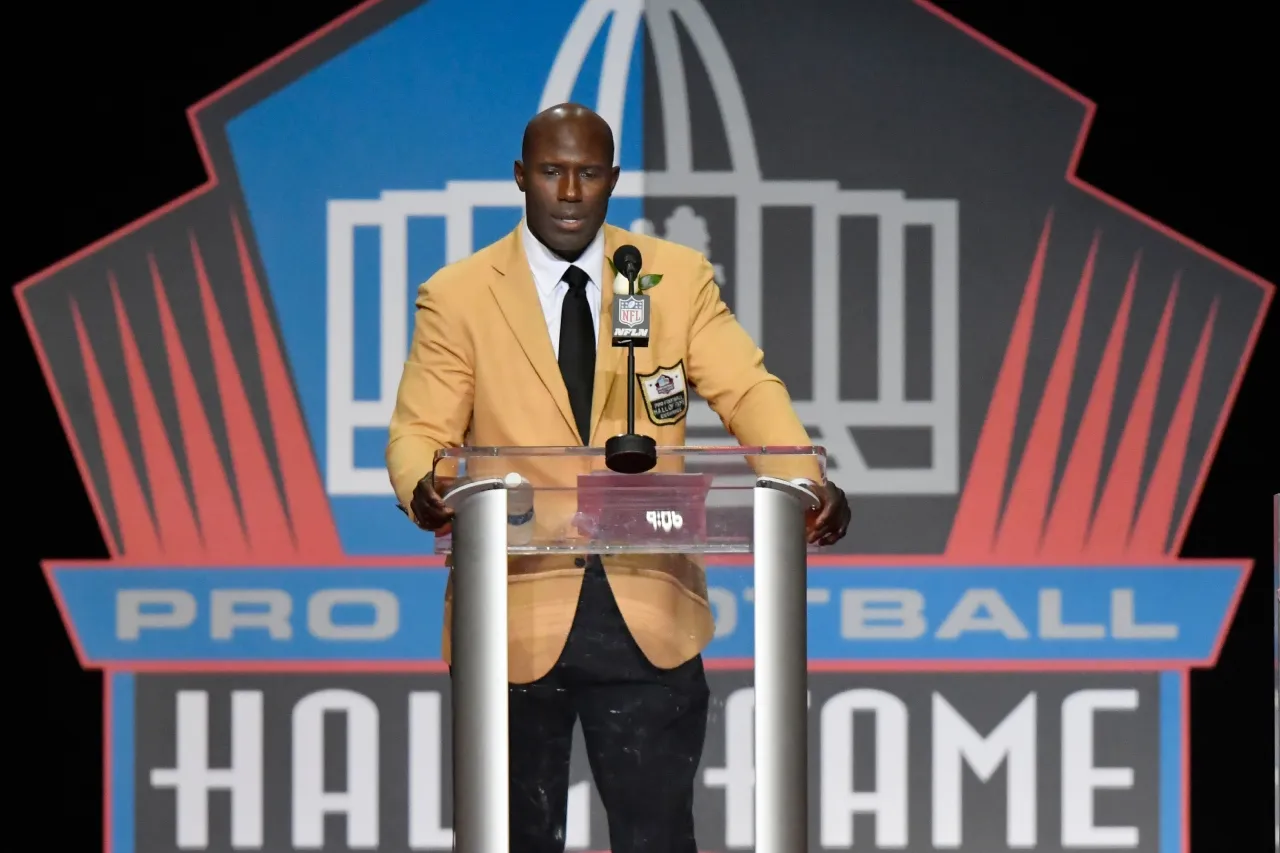 Terrell Davis dice que fue esposado y humillado sin justificación en vuelo