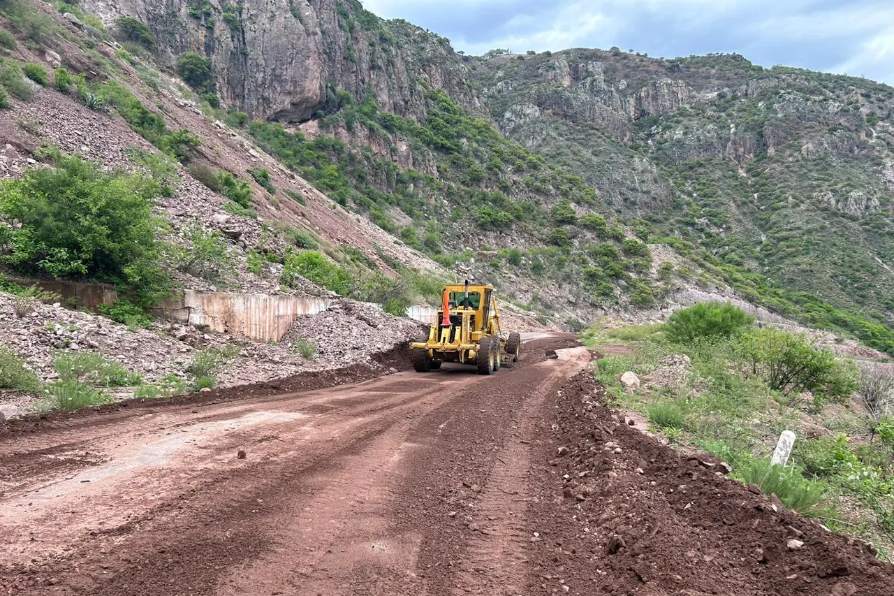 Reabren carretera Samachique-Batopilas tras deslave