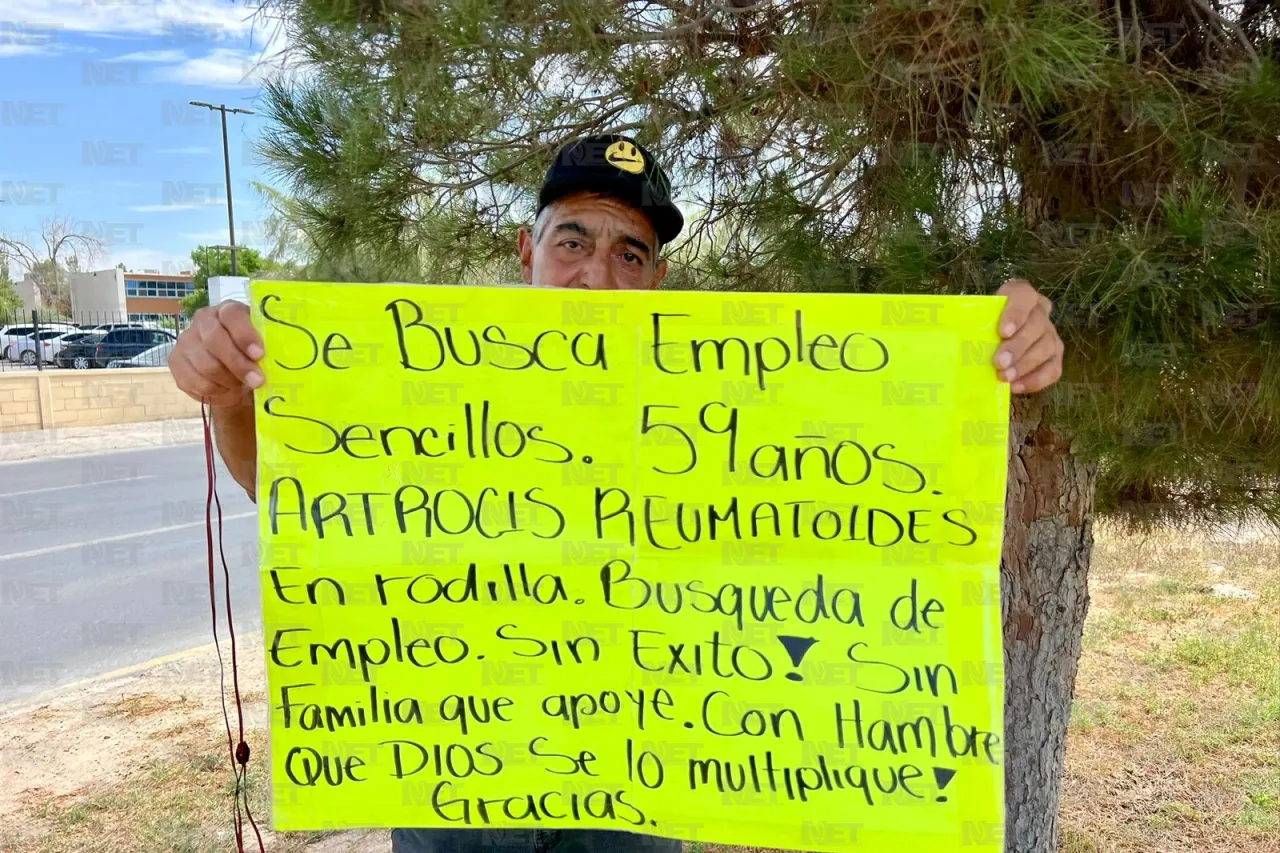 Don Fernando busca empleo con cartel en mano