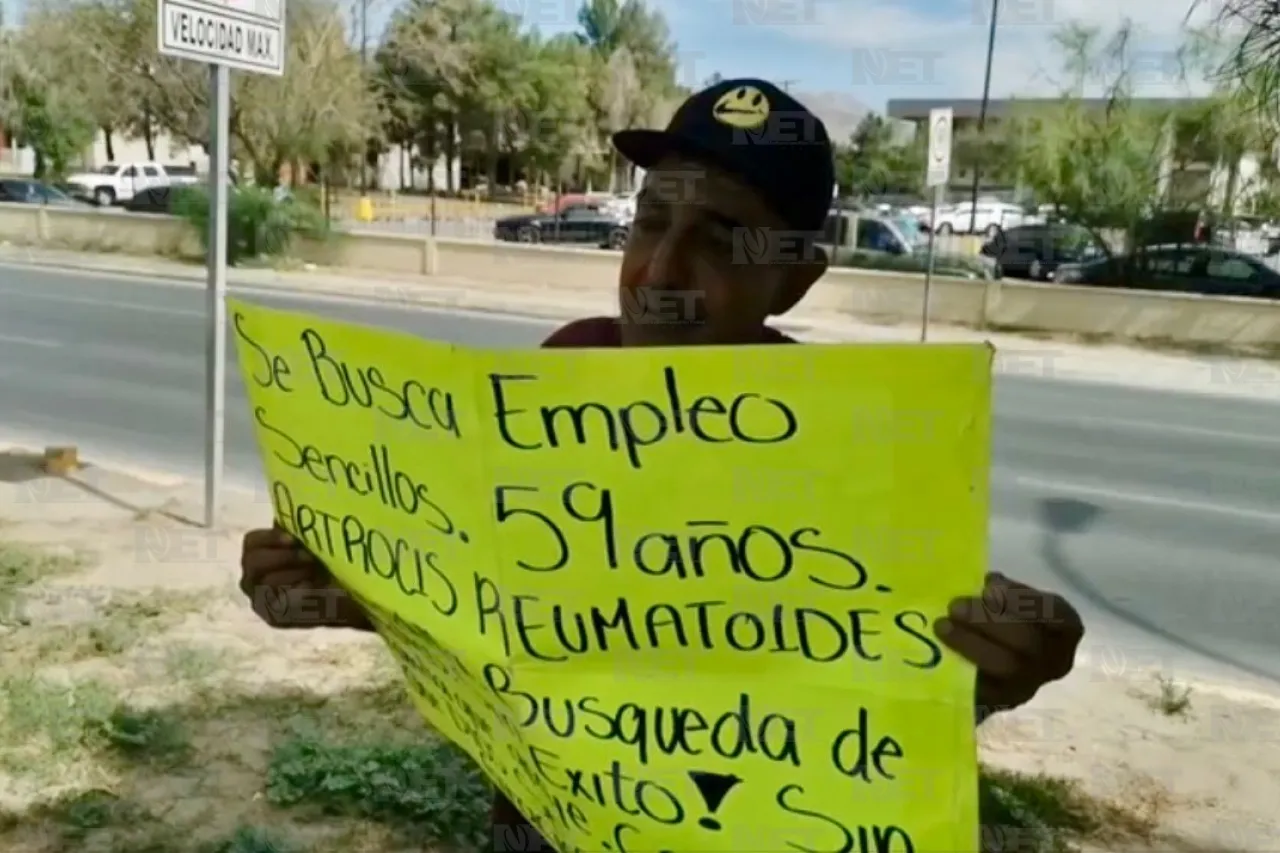 Don Fernando busca empleo con cartel en mano