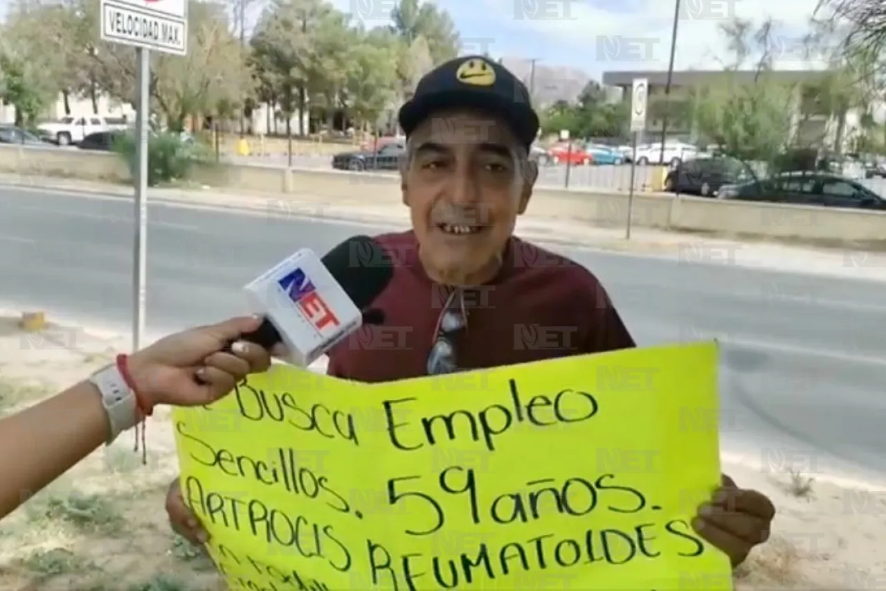 Don Fernando busca empleo con cartel en mano