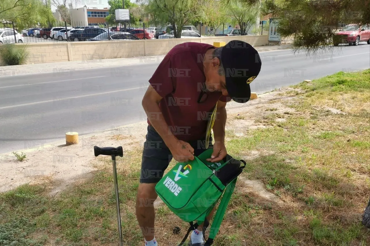 Don Fernando busca empleo con cartel en mano