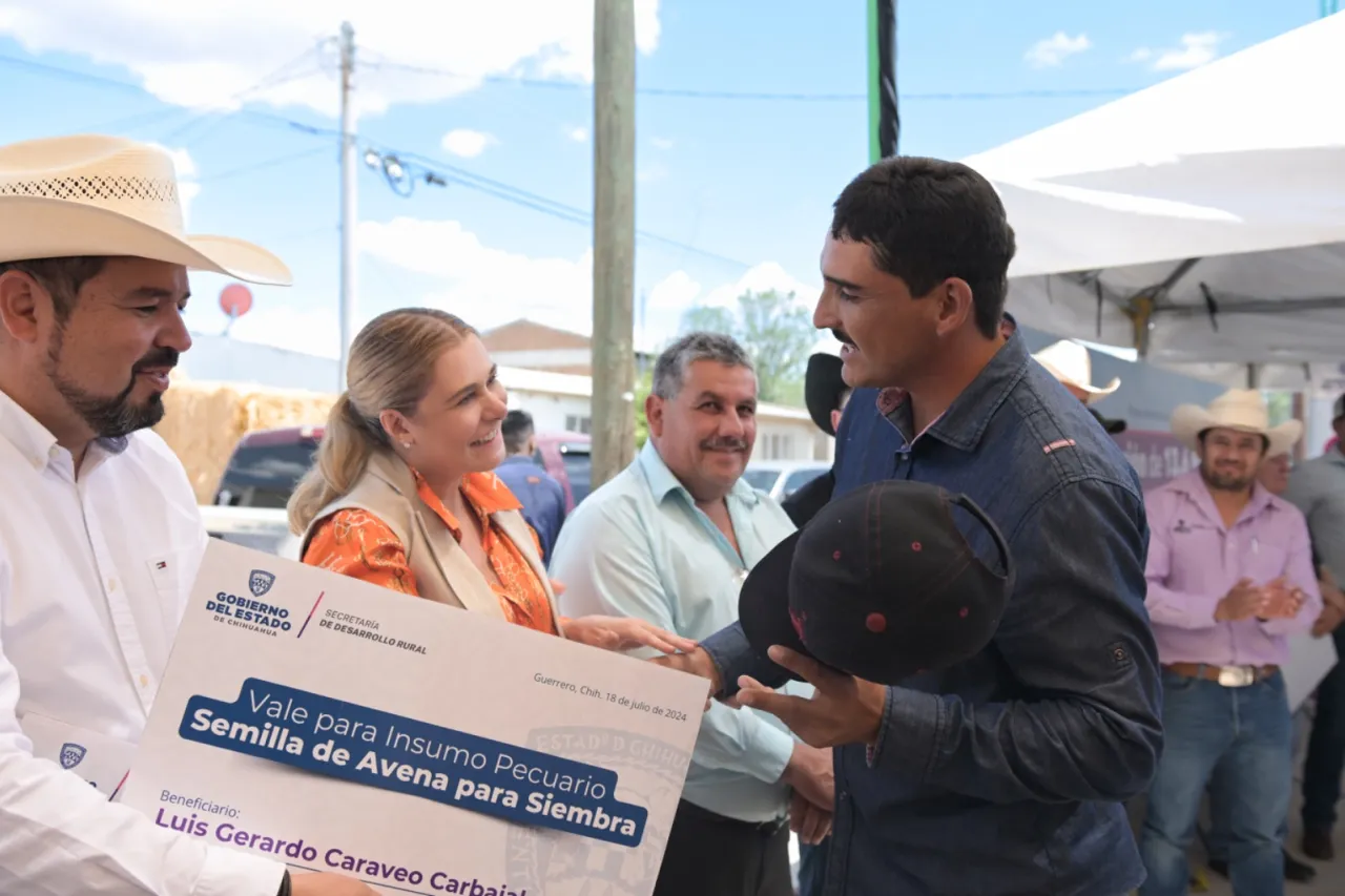 Entrega Maru Campos apoyos alimentarios en Guerrero