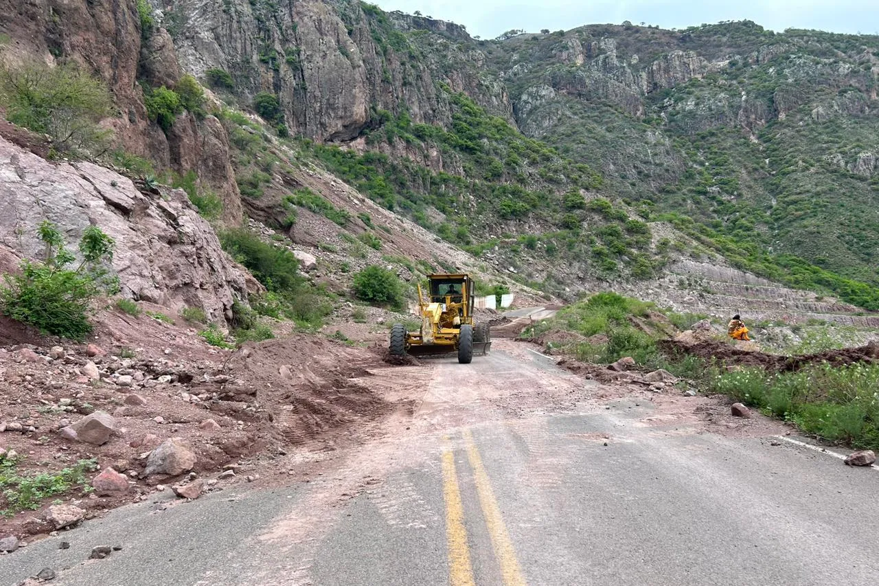 Reabren carretera Samachique-Batopilas tras deslave
