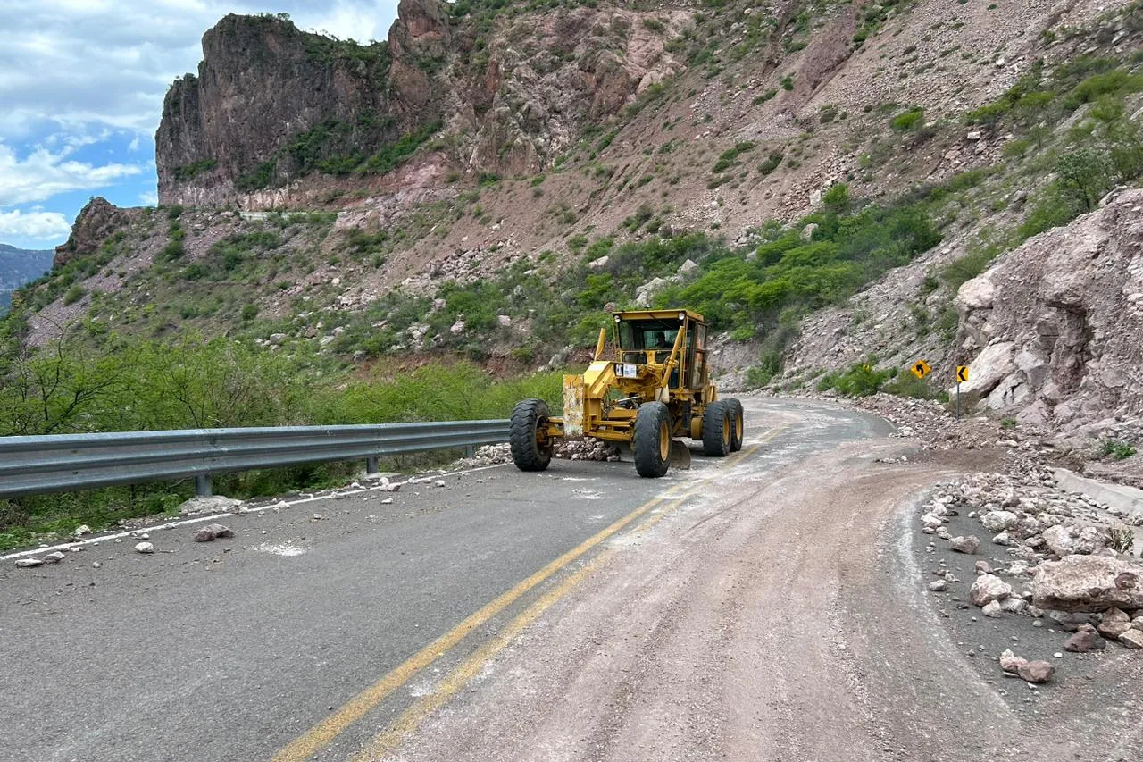 Reabren carretera Samachique-Batopilas tras deslave