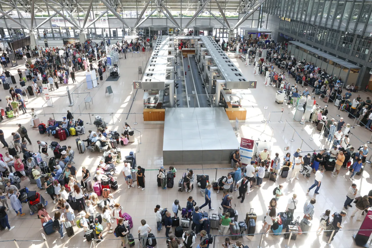 Usuarios de Microsoft reportan fallos; afectan a bancos, aerolíneas y medios