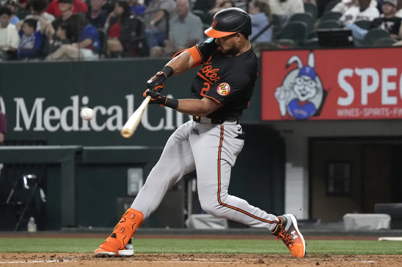 Orioles aplastan a Rangers