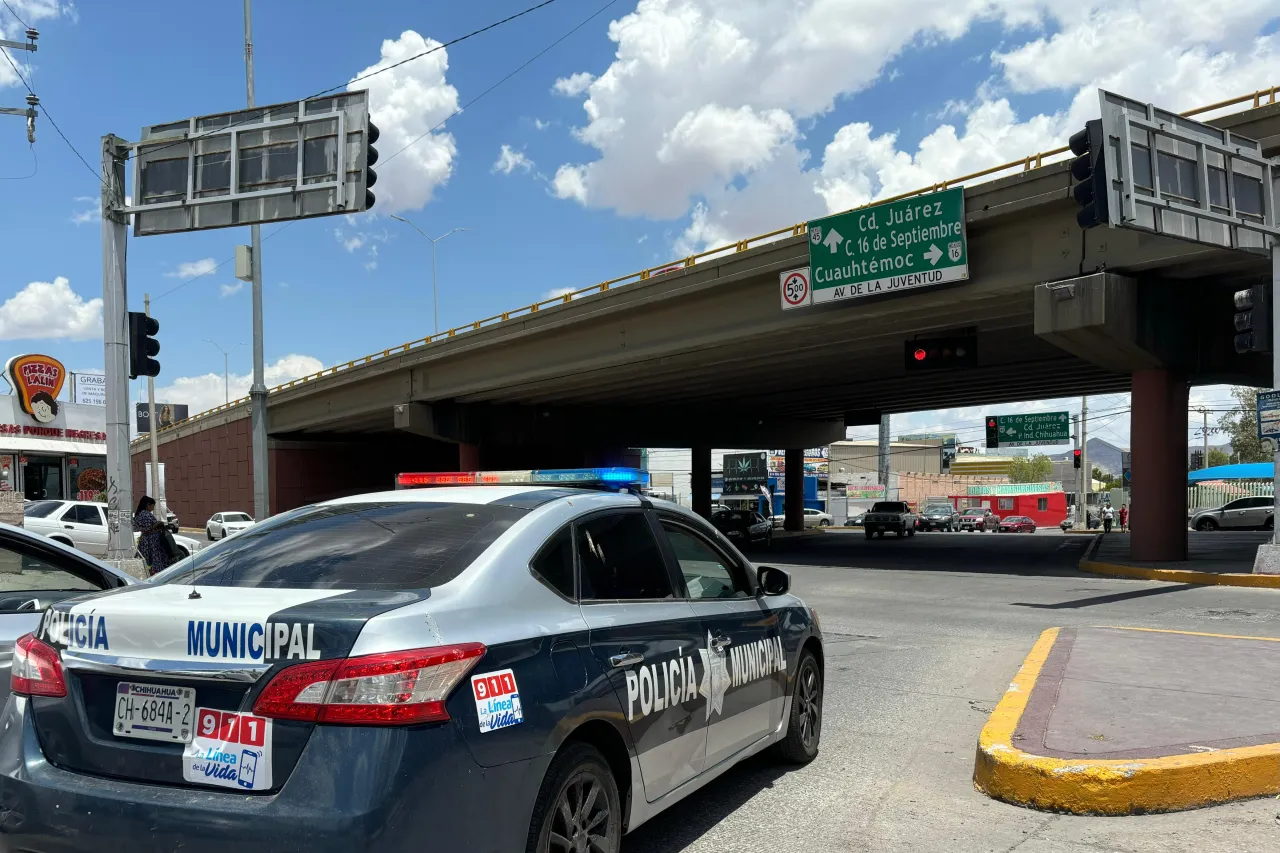 Chihuahua: Auxilian a hombre que subió a puente del periférico De la Juventud